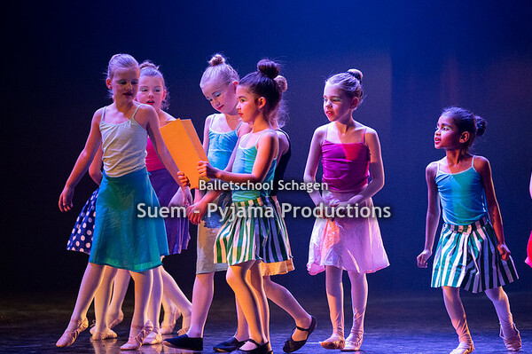 H - Meisjes die de folders vinden