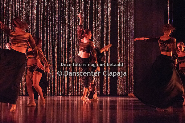 08) People meets people