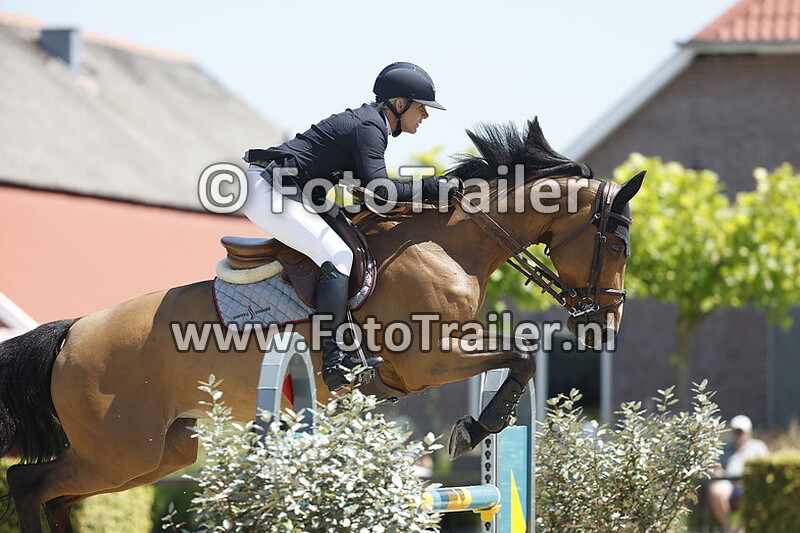 julia houtzager kayser