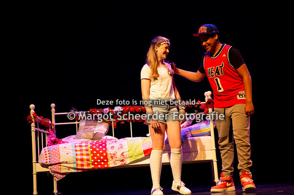 15 Stella op haar kamer