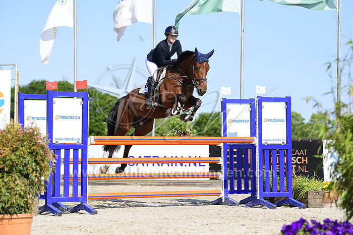 Freya Hough - Santo Bello Proosthof