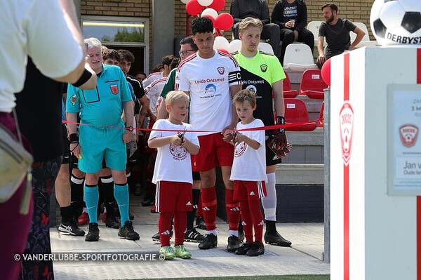 DOCOS-GROENEWEG: 2-4