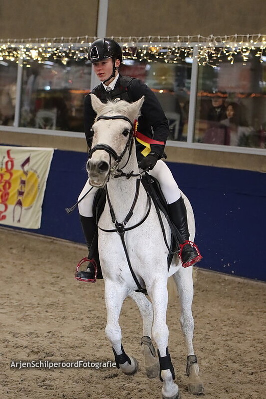 Indoor Beukers 26-12-2022 Pony's Rijstijl Prijsuitreiking 80cm
