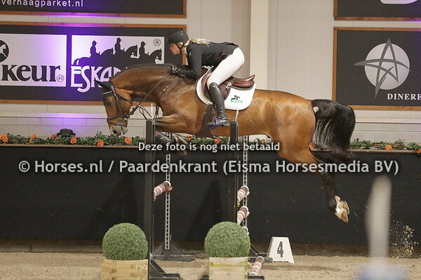 Boston VDL  (v. Baltic VDL) met Cristel Kalf