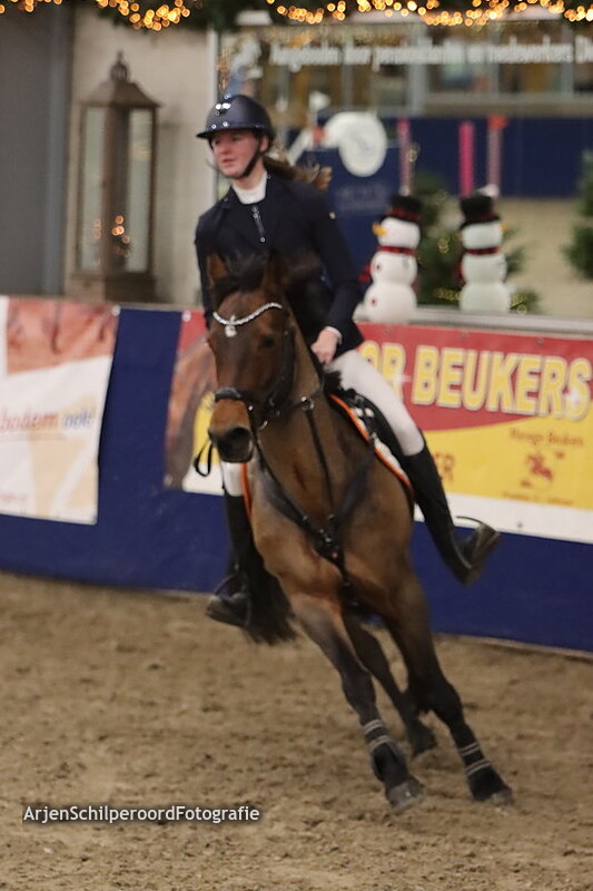Indoor Beukers 30-12-2022 Pony's 100cm Klassiek Prijsuitreiking