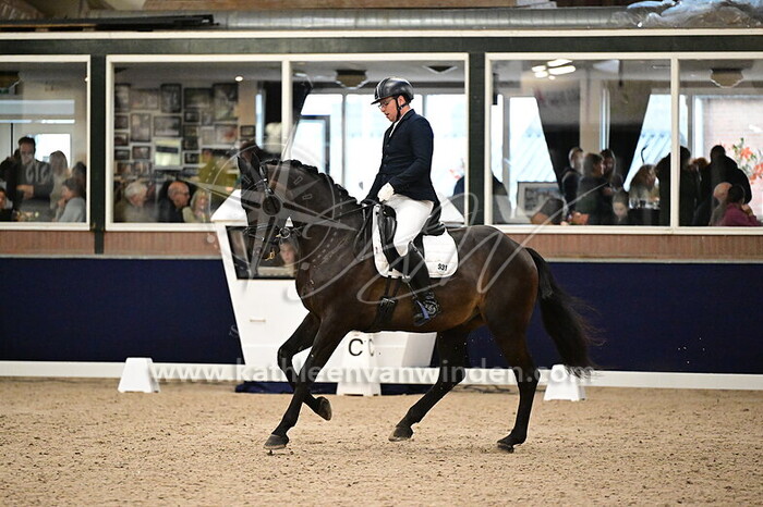 Marino Stuut - Officer Johnny JC