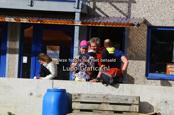 25/16km trail afdaling finish met enkele lopers langere afstanden