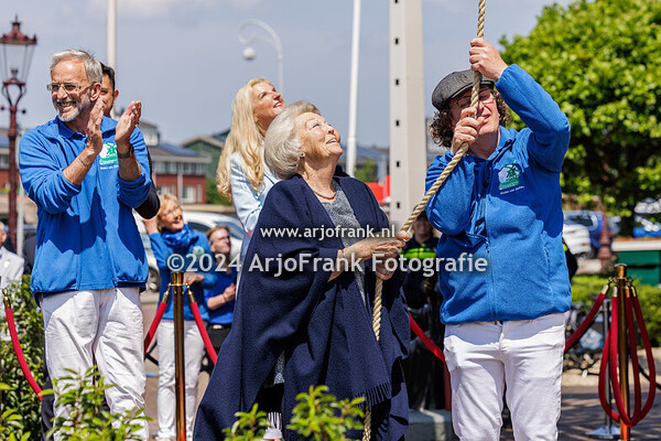 Beatrix Heropent Molen van Sloten