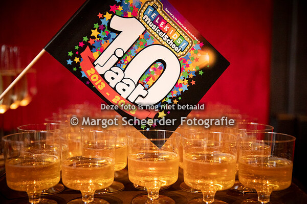 00. Achter de schermen