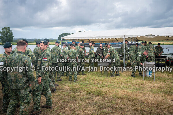 Gemeente opent de BBQ aangeboden aan de 105 Geniecompagnie waterbouw