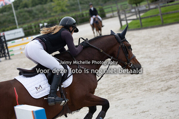 Mireille Couperus - High Kick