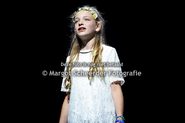 15 Stella op haar kamer