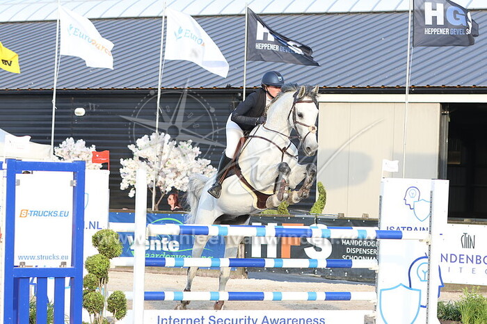 Sarah de Kraker - Futurore di Villagana