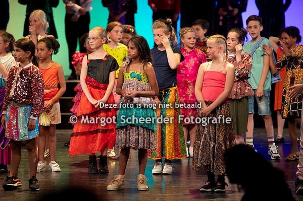 Scène 14 ALLES WORDT BETER (Eindlied) VS 1 en 2