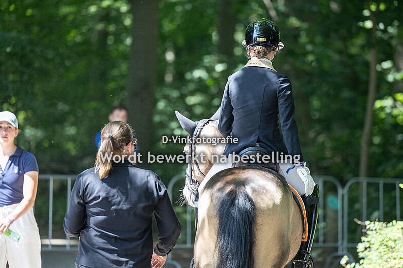 Fabienne Raijmakers - Wrong is right