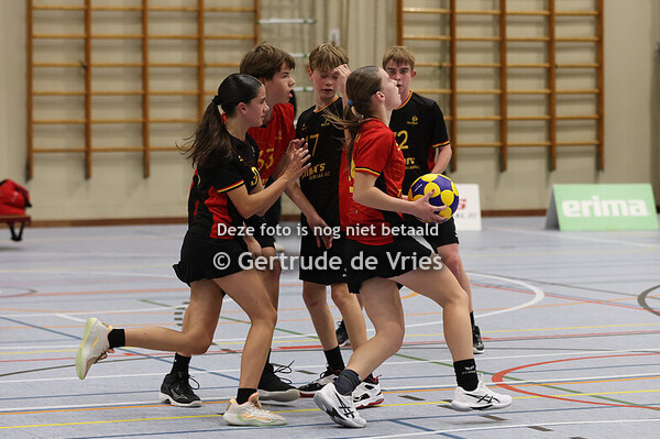 2025-11-01-FLA-hal 1-01-U15-Zwart-Rood