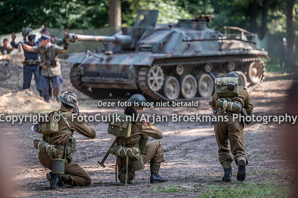 Eyewitness - met indrukwekkende Mockbattle WO2 - Overloon
